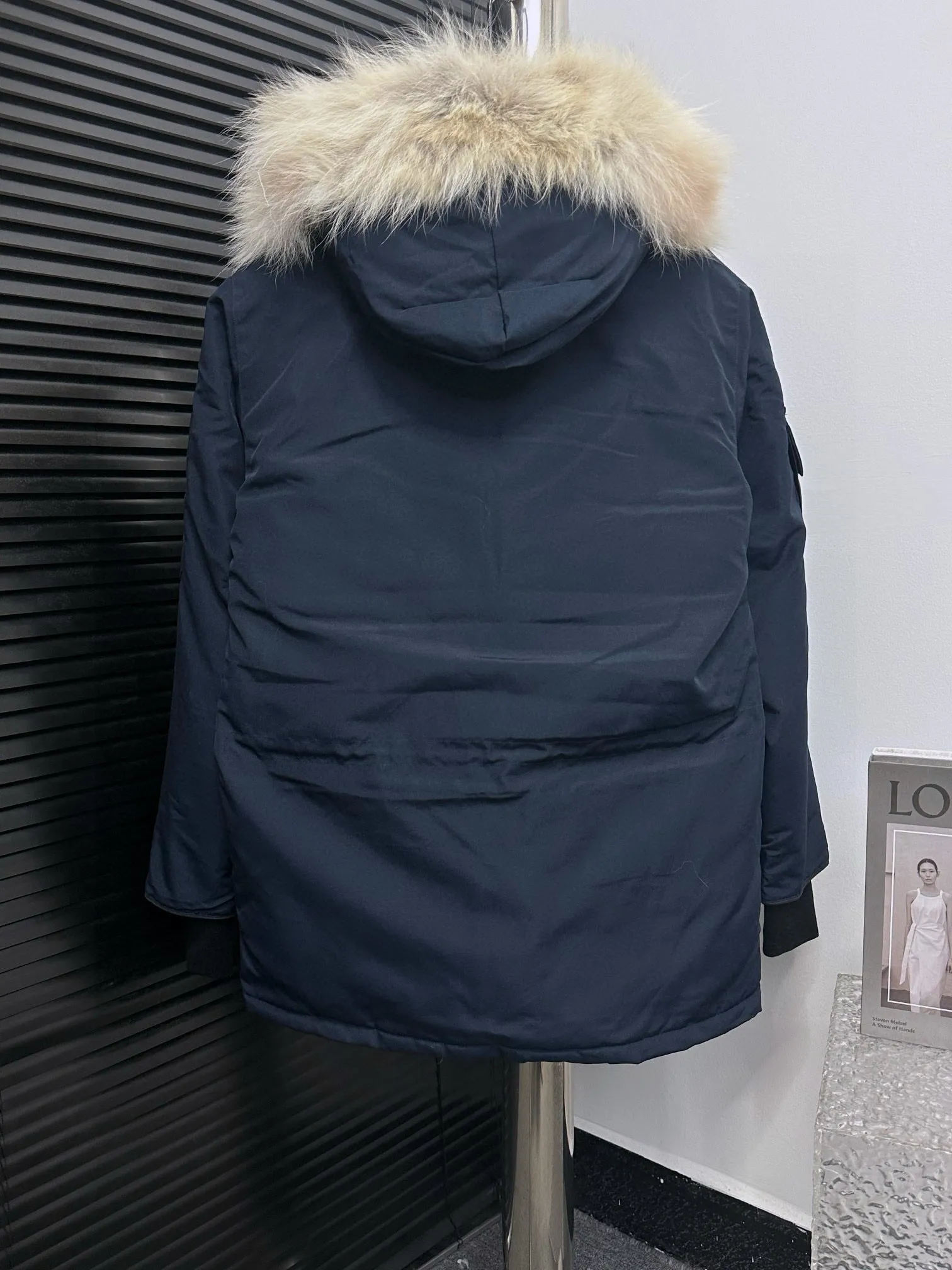 P780 Top Purchasing Version (Wolf Hair Optional) 🇨🇦CANADA GOOES 24 new models 08 models/couple models Factory direct supply: supplying global purchasing agents, micro-business, entities, Tmall, high-end stalls and studio cooperation, free shipping! Canada Goose Expedition Parka 2008 is the same style for men and women. It is mid-length and the most timeless classic. All Arctic and Antarctic scientific expedition teams choose Canada Goose as their cold-proof equipment. It is the Rolls-Royce of down jackets. ➖ Industry-leading anti-counterfeiting chip sensing. ➖ Imported Behringer embroidery machines and customized embroidery labels, the highest level and industry leading. ➖ Imported Korean 21-count polyester-cotton blended original fabric, TC85 waterproof coated fabric, water-repellent, windproof and wear-resistant. ➖ The new national standard 80 white duck down is filled with an average of 520 grams of down. The amount of down filled is industry-leading. ➖ 100% nylon lining with double double-layer sealing design to prevent velvet running, and seamless thread design on the cuffs! ➖ Western Canadian Green Wolf Collar. ➖ Yoshida YKK provides original factory-customized electroplated sliders. YKK two-way lockable zippers are tight and smooth and do not peel off paint. ➖ 3M composite Velcro is durable and the accessories and hardware are all custom-made. Note: Our copywriting is only simple and clear. Instead of bragging about the copywriting, it is better to compare and understand with samples. Only for the purest goose, the most dedicated, the most professional, the highest quality, the highest cost performance!  Size:XS-XXL